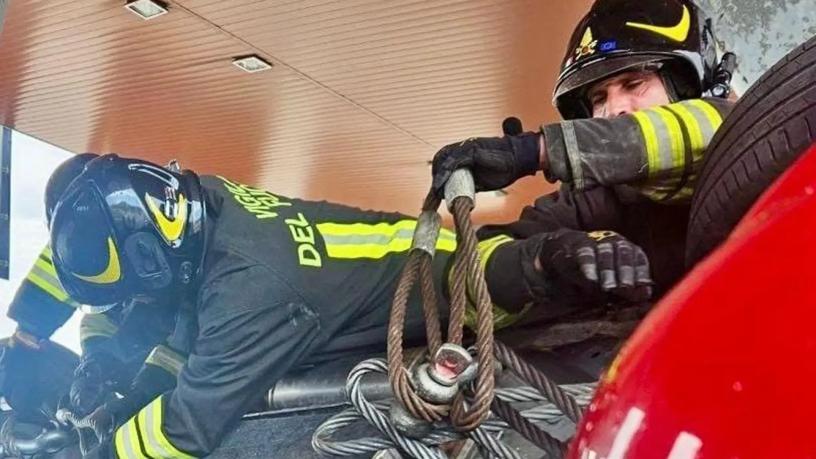 Ein Auto überschlug sich und prallte gegen das Mauthäuschen, das aus der Verankerung gerissen wurde. (Foto: -/Vigili Del Fuoco/dpa)