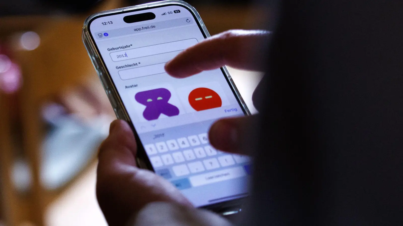 Im Schnitt verbringen 15-Jährige in Deutschland laut OECD fast sieben Stunden täglich an diversen Bildschirmen (Archivbild). (Foto: Carsten Koall/dpa)