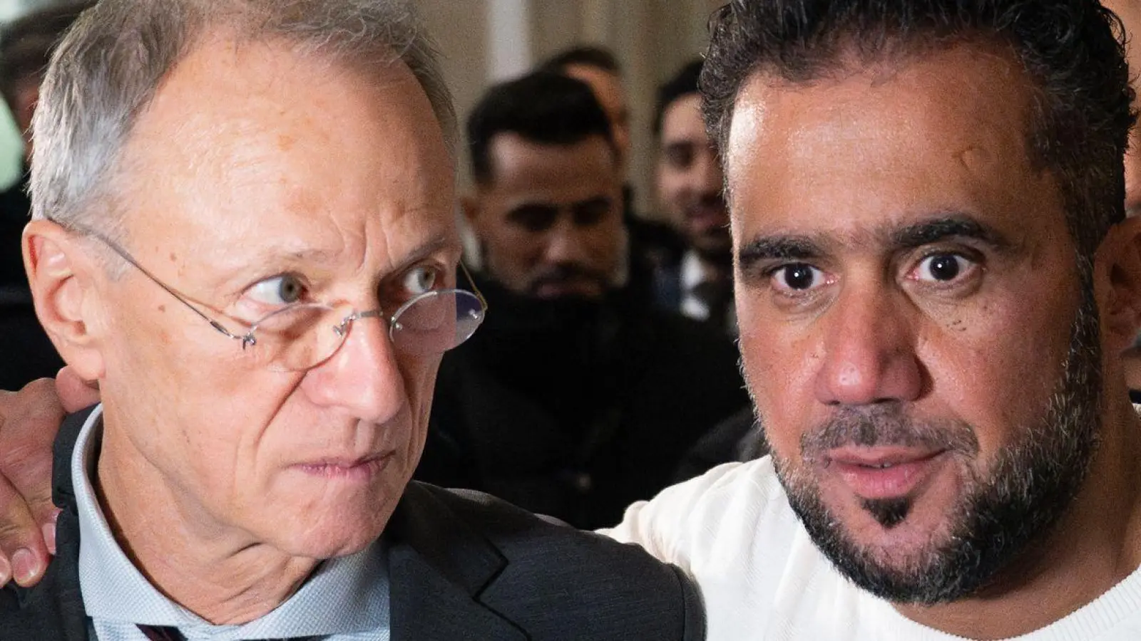 Buhsidos E-Manager Arafat Abou-Chaker (r) legt nach der Urteilsverkündung seinem Anwalt Hansgeorg Birkhoff die Hand auf die Schulter. (Archivbild)  (Foto: Sebastian Christoph Gollnow/dpa)
