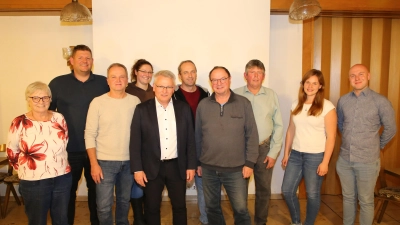 Die „Liste für Alle” hat ihre Gemeinderatskandidaten nominiert. Hans Henninger (Mitte) kandidiert wieder als wieder Bürgermeister.  (Foto: Alexander Biernoth)