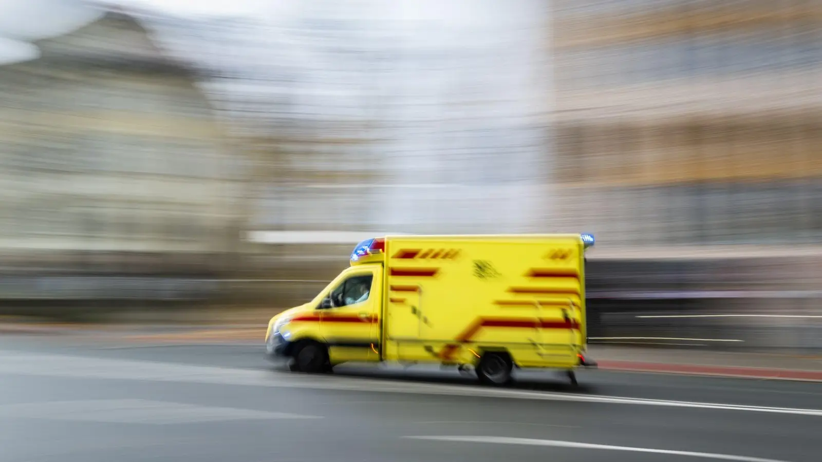 Ein Rettungswagen fährt den Schwerverletzten in eine Klinik. (Symbolbild) (Foto: Robert Michael/dpa)