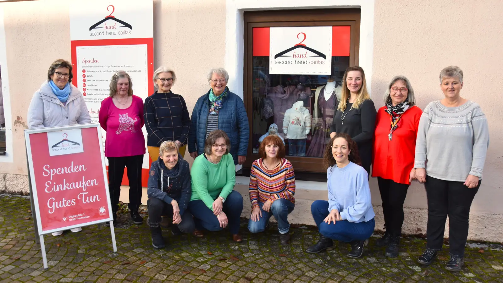 Die Leiterin des Second-Hand-Ladens, Elisabeth Olm (stehend, Dritte von rechts), dankte bei einem Treffen den ehrenamtlichen Helferinnen (stehend, von links) Birgit Weiß, Gitta Rumrich, Elisabeth Vogl und Klara Herde sowie (stehend, von rechts) Annelies Fickel und Petra Enders für ihr Engagement. Das galt auch für die Mitarbeiterinnen (kniend, von links) Rosa-Maria Bögelein, Helga Gögelein, Annette Möller-Abel und Martina Höntsch. (Foto: Werner Wenk)