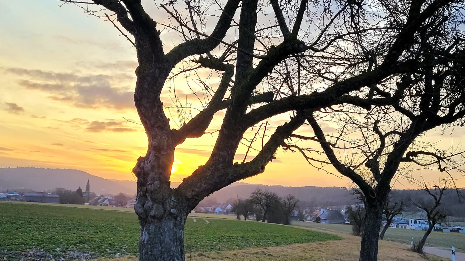 Der Tag verabschiedet sich leuchtend - gesehen bei Lohr (Foto: Heinz Schopf)