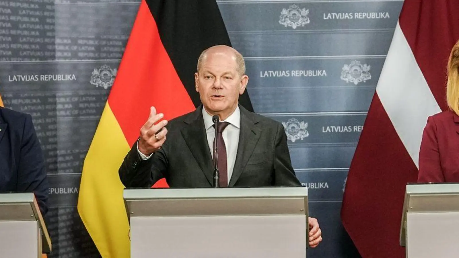 Bundeskanzler Olaf Scholz gibt zusammen mit Ingrida Simonytem (l-r), Ministerpräsidentin von Litauen, Evika Silina, Ministerpräsidentin von Lettland, und Kaja Kallas, Ministerpräsidentin von Estland, eine Pressekonferenz. (Foto: Kay Nietfeld/dpa)