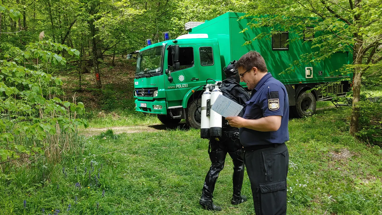 Die Polizei ließ den Tatort in der Nähe von Burgbernheim auch von Tauchern absuchen. Dabei stießen sie auf ein Gewehr in einem Weiher. (Archivbild: Katrin Merklein)