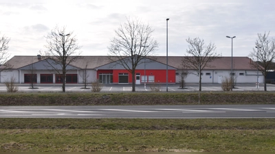 Die Gewerbebrache an der Geiselwinder Straße könnte schon bald von der DLRG wiederbelebt und zum Schulungszentrum umgebaut werden. (Foto: Andreas Reum)