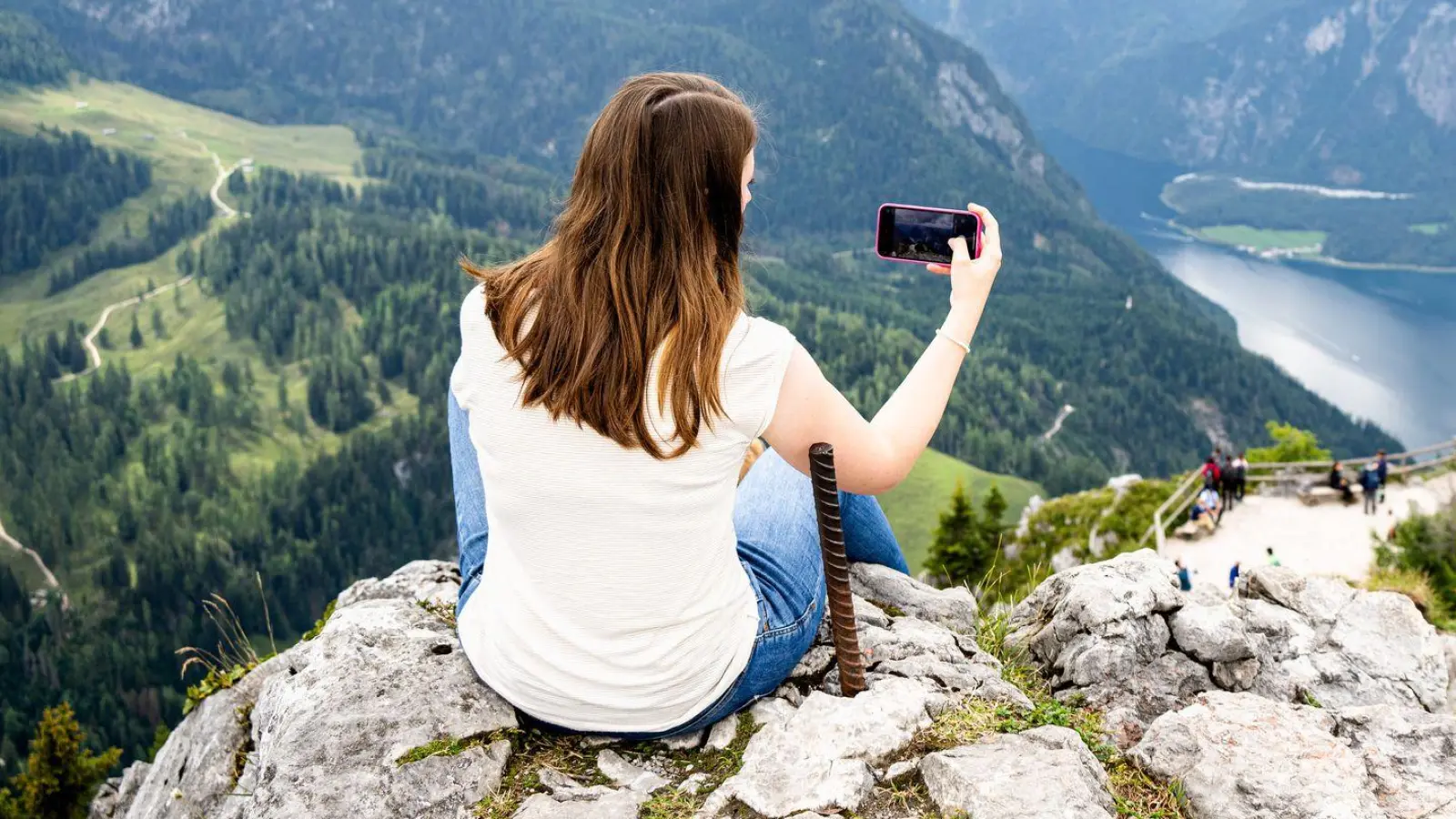 Ein Klick fürs Album – und manchmal ein Hinweis für falsche Leute. Urlaubspläne in Social Media am besten nicht öffentlich teilen. (Foto: Benjamin Nolte/dpa-tmn)