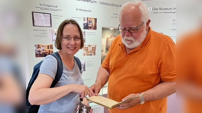 Feierliche Übergabe: Jutta Findeis übergibt das Stück Uffenheimer Stadtgeschichte an den Vorsitzenden des Heimat- und Museumsverein Ernst Gebert. (Foto: Gaby Ott)