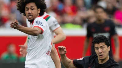 Leverkusens Ibrahim Maza im Duell mit Augsburgs Han-Noah Massengo.  (Foto: Rolf Vennenbernd/dpa)