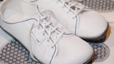 Natürliche Fußbewegung fördern: Barfußschuhe zeichnen sich durch eine dünne, flexible Sohle und viel Zehenfreiheit aus. (Foto: Klaus-Dietmar Gabbert/dpa-tmn)