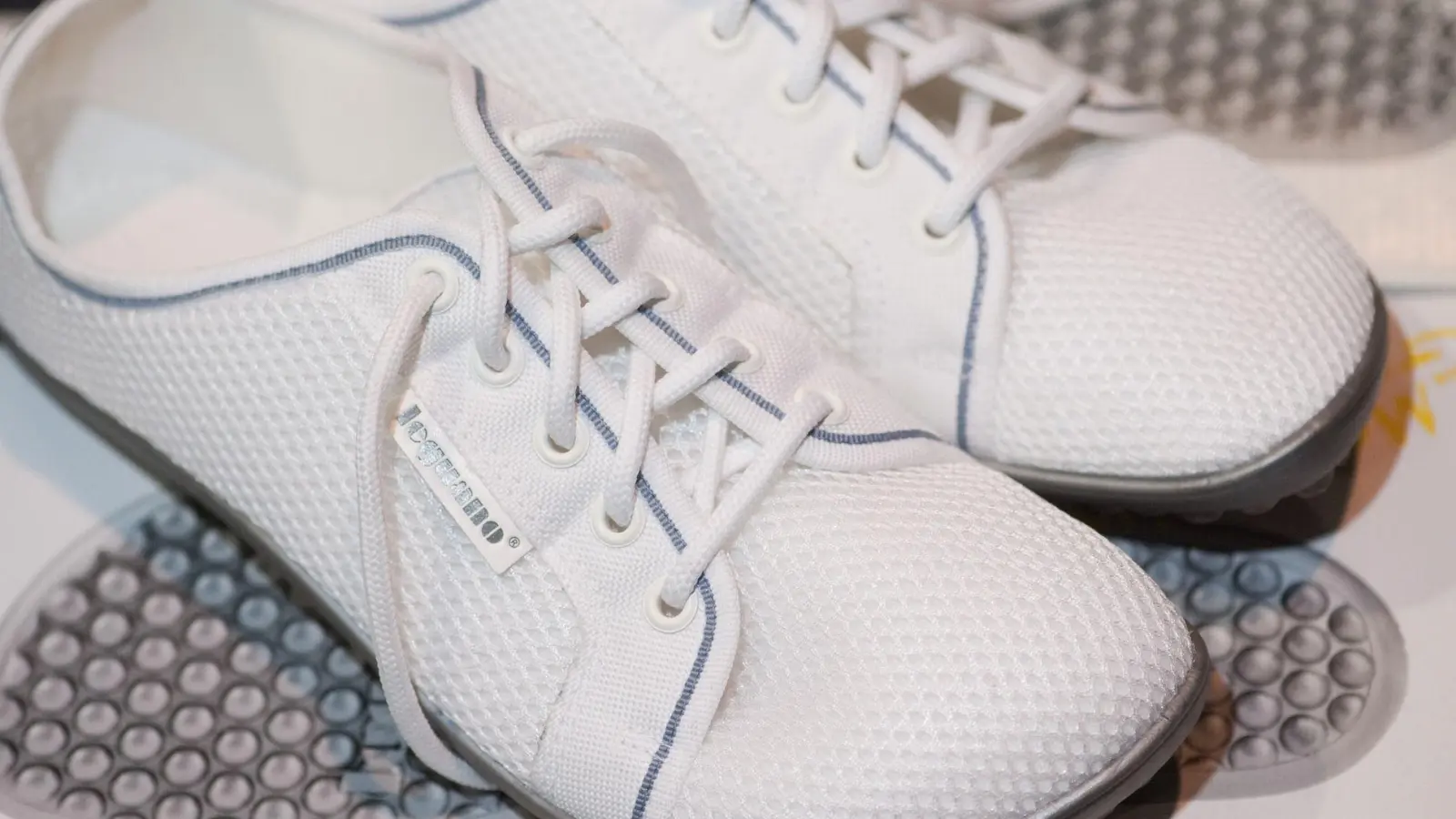 Natürliche Fußbewegung fördern: Barfußschuhe zeichnen sich durch eine dünne, flexible Sohle und viel Zehenfreiheit aus. (Foto: Klaus-Dietmar Gabbert/dpa-tmn)