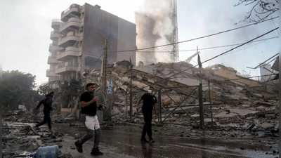 Die israelische Luftwaffe griff Beirut in mehreren Wellen an. (Foto: Bilal Hussein/AP/dpa)