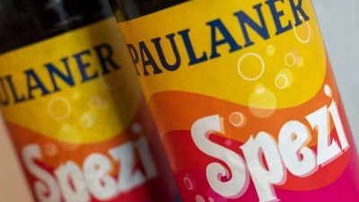 Paulaner Spezi ist zum Marktführer bei Cola-Mix-Getränken aufgestiegen. (Archivbild)  (Foto: Lennart Preiss/dpa)
