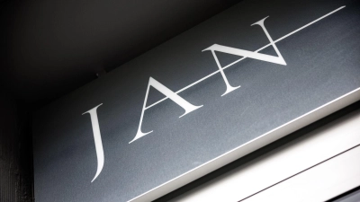 Schriftzug vom Restaurant „Jan“ in München. (Archivbild) (Foto: Matthias Balk/dpa)