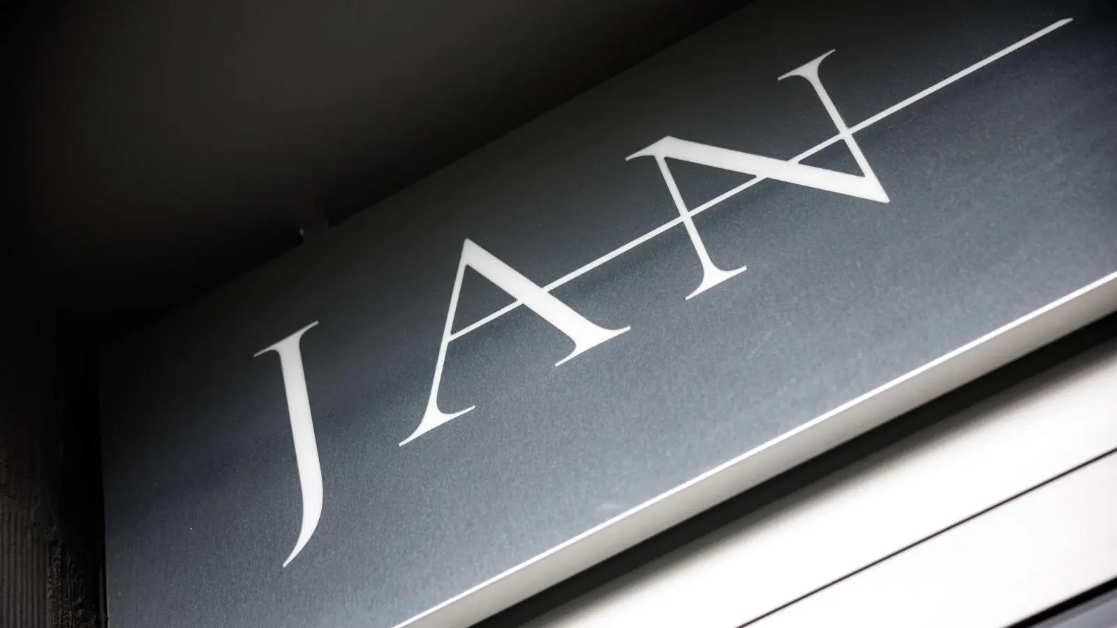 Schriftzug vom Restaurant „Jan“ in München. (Archivbild) (Foto: Matthias Balk/dpa)