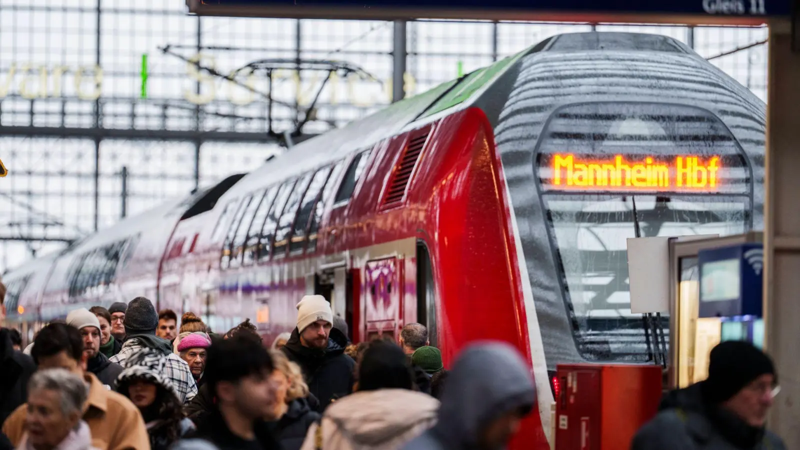 Zum Anrollen des Zugverkehrs auf der sanierten Riedbahn kam es noch zu Verspätungen - es ruckelt sich aber ein. (Foto: Andreas Arnold/dpa)