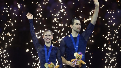 Minerva Hase (l) und Nikita Volodin feierten ihren Gold-Coup. (Foto: Øíhová Michaela/CTK/dpa)