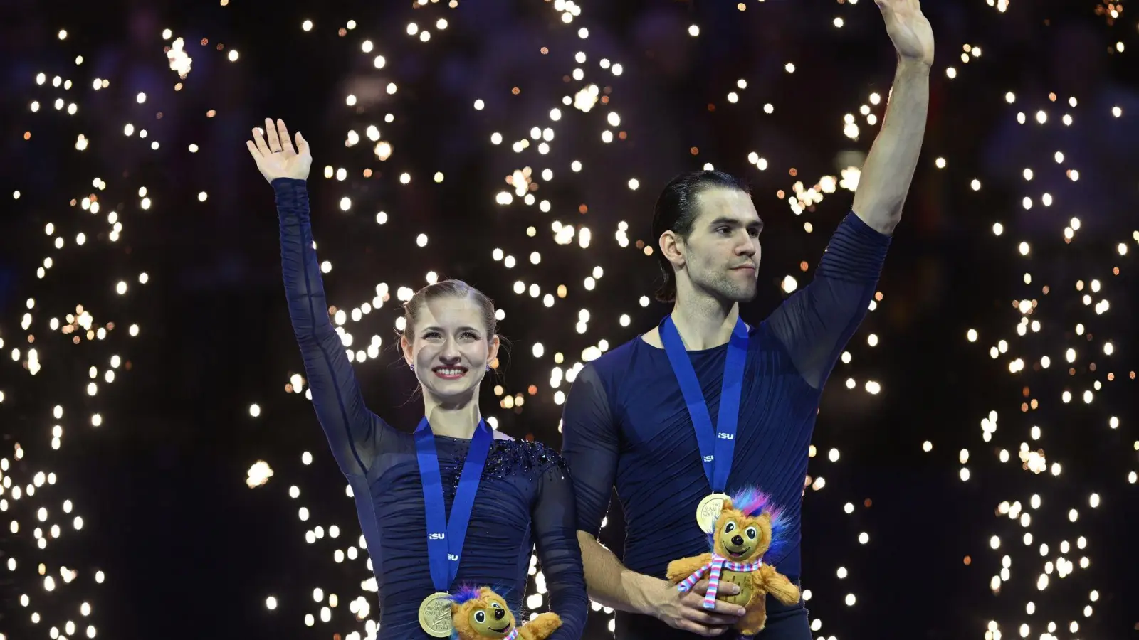 Minerva Hase (l) und Nikita Volodin feierten ihren Gold-Coup. (Foto: Øíhová Michaela/CTK/dpa)