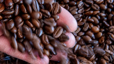 Kaffee erreicht nicht mehr so viele Käufer wie früher. (Symbolbild) (Foto: Jens Büttner/dpa)