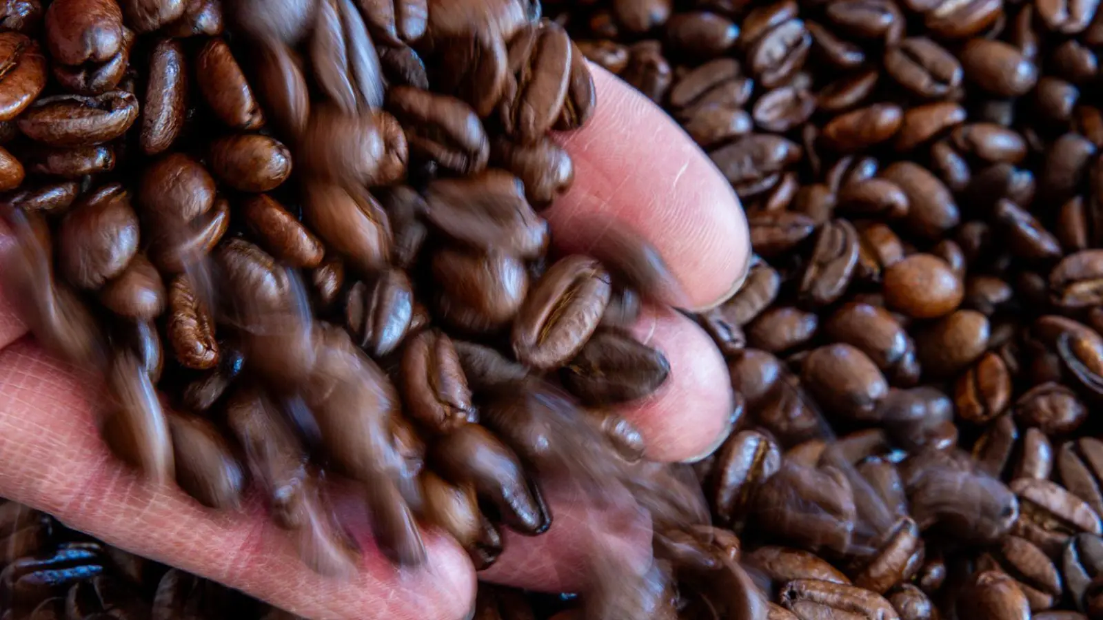Kaffee erreicht nicht mehr so viele Käufer wie früher. (Symbolbild) (Foto: Jens Büttner/dpa)