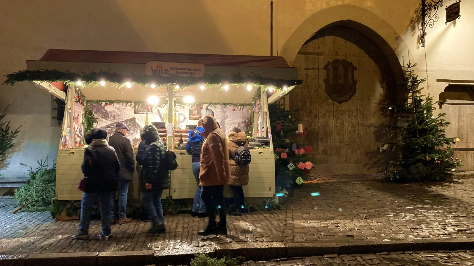 Am Reiterlesmarkt wurden vorsorglich wegen der Unwetterwarnung Tore (rechts) zum Lichthof geschlossen.  (Foto: Clarissa Kleinschrot)