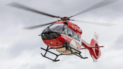 Mit einem Rettungshubschrauber wir der schwer verletzte Autofahrer in eine Klinik geflogen. (Symbolbild) (Foto: Daniel Karmann/dpa)