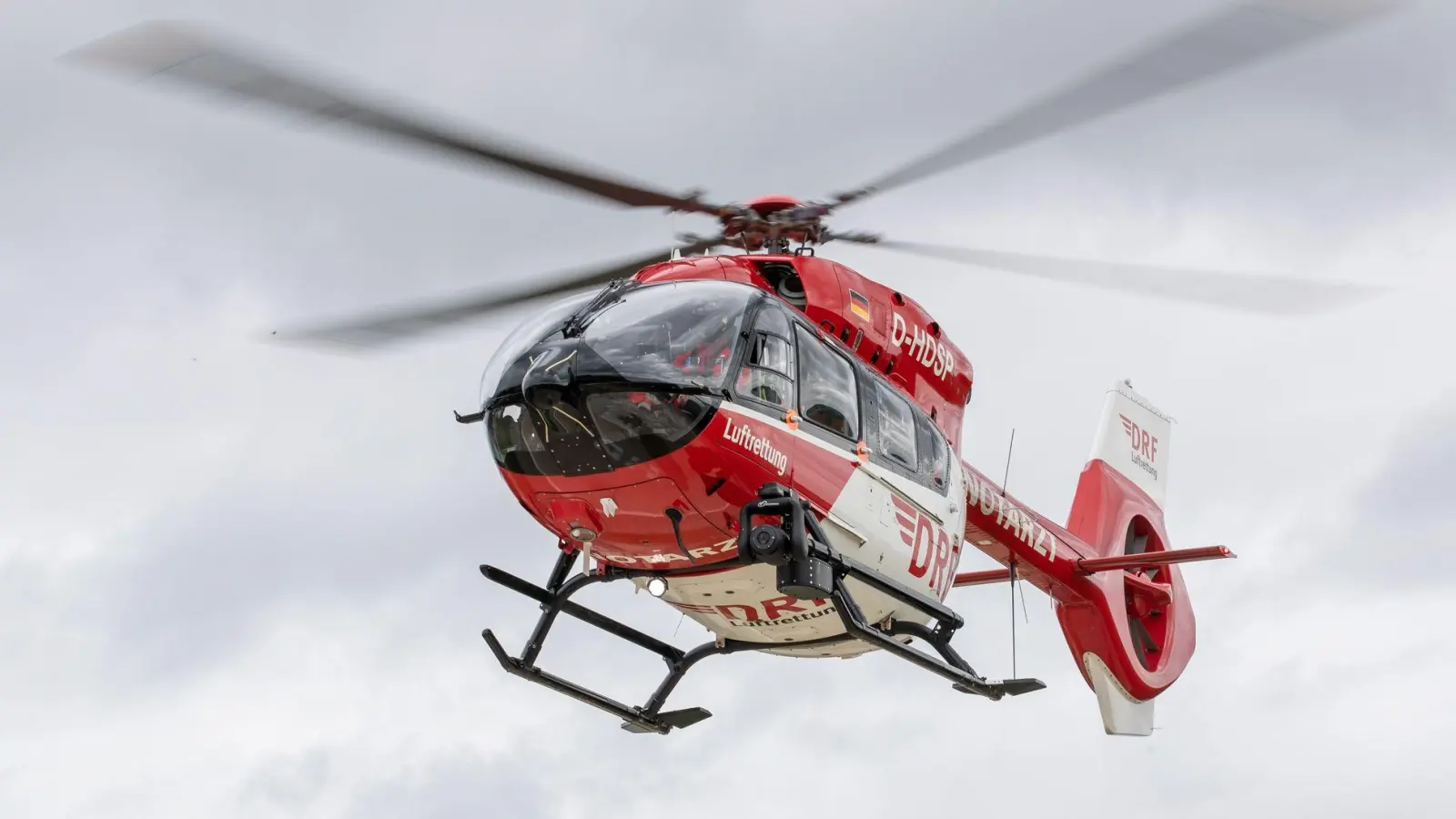 Mit einem Rettungshubschrauber wir der schwer verletzte Autofahrer in eine Klinik geflogen. (Symbolbild) (Foto: Daniel Karmann/dpa)