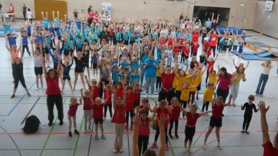 Beim Warmup kamen alle Teilnehmerinnen und Teilnehmer zusammen. (Foto: Martina Hinkelmann)