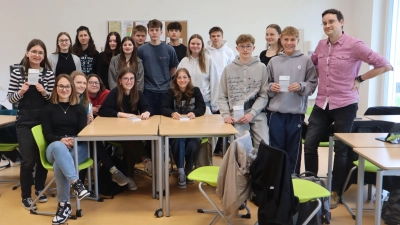 Diese jungen Menschen gehören zur Klasse 10b des Laurentius-Gymnasiums Neuendettelsau, die mit der FLZ in einer Schreibwerkstatt zum Grundgesetz zusammenarbeitete. Vonseiten der Schule betreuten die Lehrerin Nadine Schorr (3. von links sitzend) und der Lehrer Carl Ruf (rechts) das gemeinsame Projekt. (Foto: Oliver Herbst)