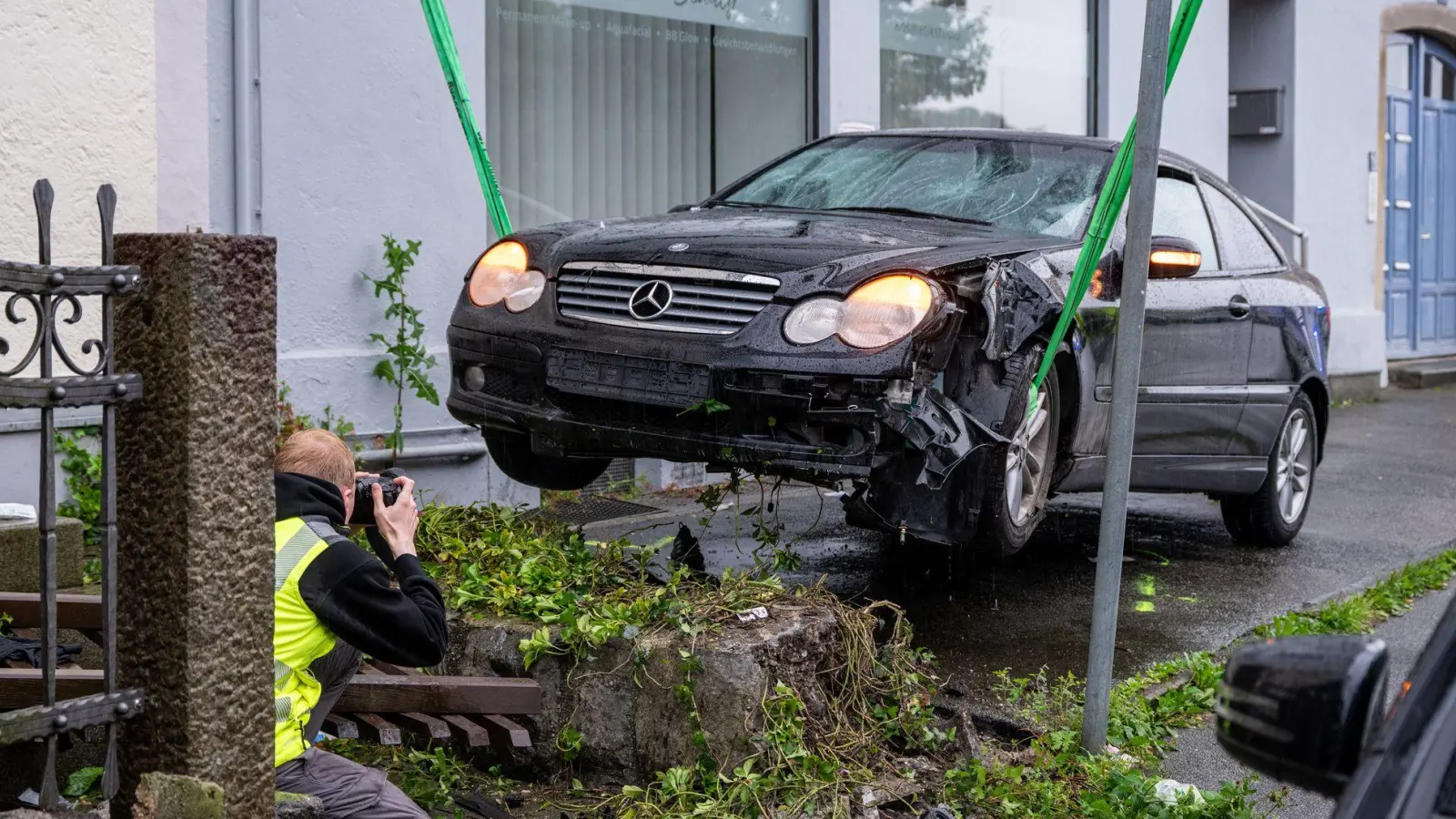 Das Auto des Mannes kam auf einem Mäuerchen zum Stehen. (Archivbild) (Foto: Armin Weigel/dpa)