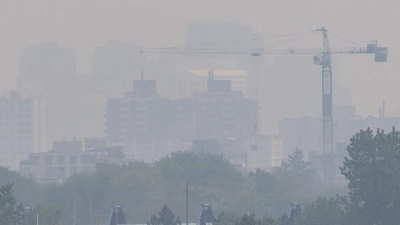 Gebäude in Toronto, Kanada, sind in den Rauch von Waldbränden gehüllt. Der Rauch von Waldbränden im Norden Ontarios und in den Prärien Kanadas sorgte am Freitag für schlechte Luftqualität und eingeschränkte Sicht in Großstädten wie Toronto, Ottawa und Montreal. (Foto: Zou Zheng/XinHua/dpa)