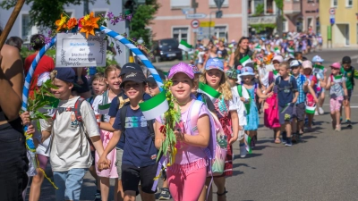 Vom Feuchtwanger Marktplatz aus zogen die Mädchen und Jungen im Klassenverbund den Kronenwirtsberg hinauf zur Maifestwiese. (Foto: René Chlopotowski)