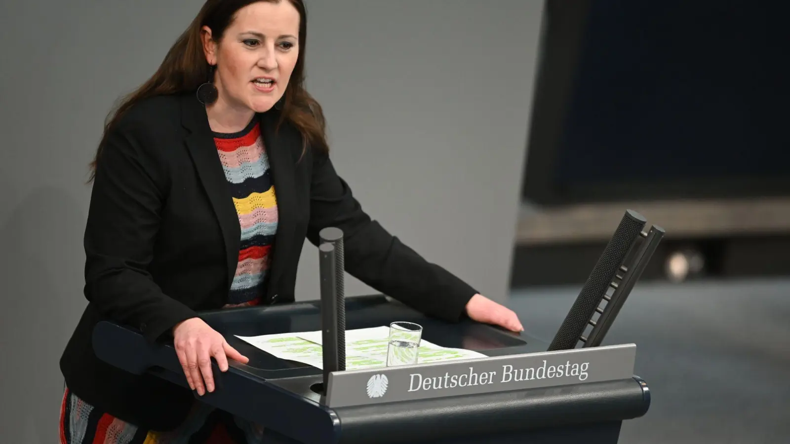 Linken-Vorsitzende Janine Wissler spricht sich gegen schulische Hausaufgaben aus. (Foto: Julian Weber/dpa/Archiv)