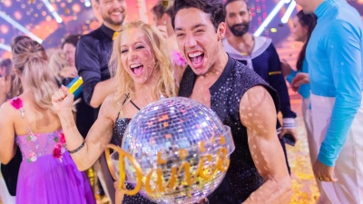 Zirkusartist Rene Casselly und seine Tanzpartnerin Kathrin Menzinge jubeln mit ihrem Pokal. (Foto: Rolf Vennenbernd/dpa)