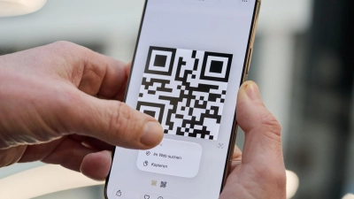 Klick und los: Auch ohne Kamera kann man mit iPhones und Androiden einen QR-Code aktivieren. (Foto: Nico Tapia/dpa-tmn)
