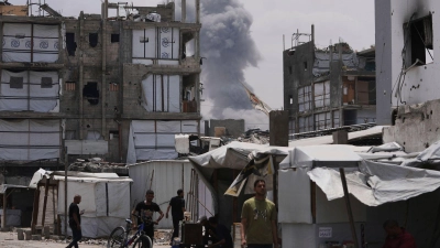 Rauch steigt auf von einem israelischen Luftangriff in Dschabalia, nördlicher Gazastreifen. (Foto: Jehad Alshrafi/AP/dpa)
