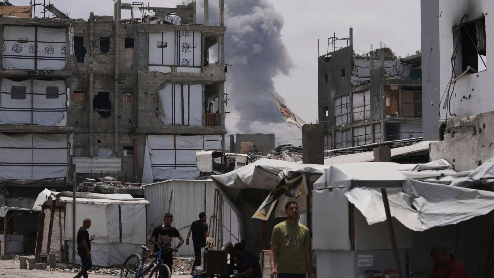 Rauch steigt auf von einem israelischen Luftangriff in Dschabalia, nördlicher Gazastreifen. (Foto: Jehad Alshrafi/AP/dpa)
