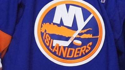 Der an Nummer eins im Draft ausgewählte Matthew Schaefer (l) und NHL-Chef Gary Bettman (Foto: Damian Dovarganes/AP/dpa)