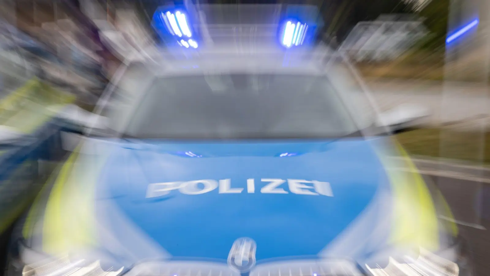 Ganz klar dürfte der betrunkene Radler die Polizisten nicht mehr gesehen haben. (Symbolbild: Daniel Karmann/dpa)