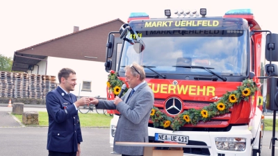 Hier noch in Aktion bei der Schlüsselübergabe für das neue Feuerwehrfahrzeug an Kommandant Tobias Baum (links), wenig später erkrankt: Detlef Genz. Mit hoher Wahrscheinlichkeit wird er als Bürgermeister nicht mehr ins Rathaus zurückkehren. (Foto: Johannes Zimmermann)