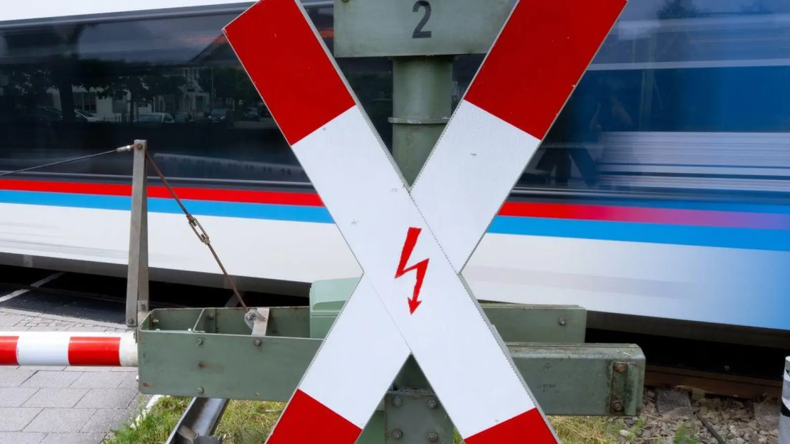 Ein Zug fährt beim Aktionstag „Zug hat Vorfahrt“ über einen Bahnübergang am Bahnhof Ainring. (Foto: Sven Hoppe/dpa)