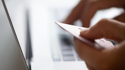Anders als beim echten Online-Shopping simulieren sogenannte Dopamin-Shops nur den Prozess - Geld fließt keines. Aber bremsen sie Kaufgelüste effektiv? (Foto: Franziska Gabbert/dpa-tmn)