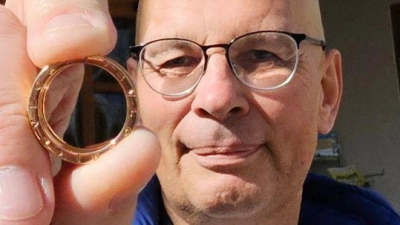 Ein Ehering ist nach einer kleinen Odyssee durch Nordbayern wieder bei seinem Berliner Besitzer angekommen.  (Foto: Mike Müller/dpa)