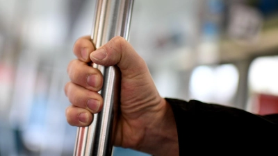 Griffig gesichert: Speziell im Stadtverkehr müssen Fahrgäste im Linienbus stets mit Bremsmanövern rechnen und sollten sich deshalb immer gut festhalten. (Foto: Britta Pedersen/dpa-Zentralbild/dpa-tmn)