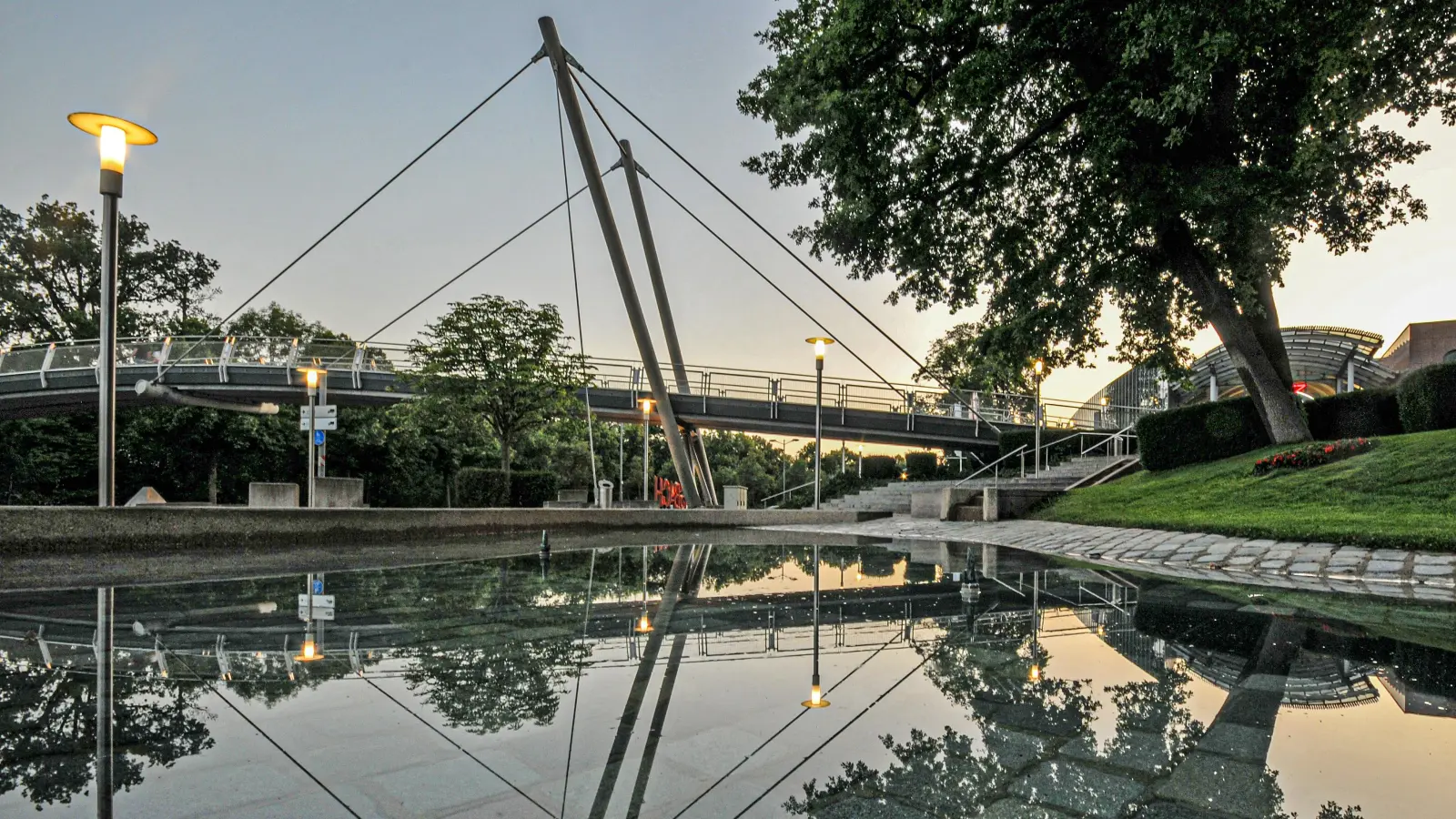 Still ruht der See - gesehen vor dem Brücken-Center in Ansbach. (Foto: Walter Röber)