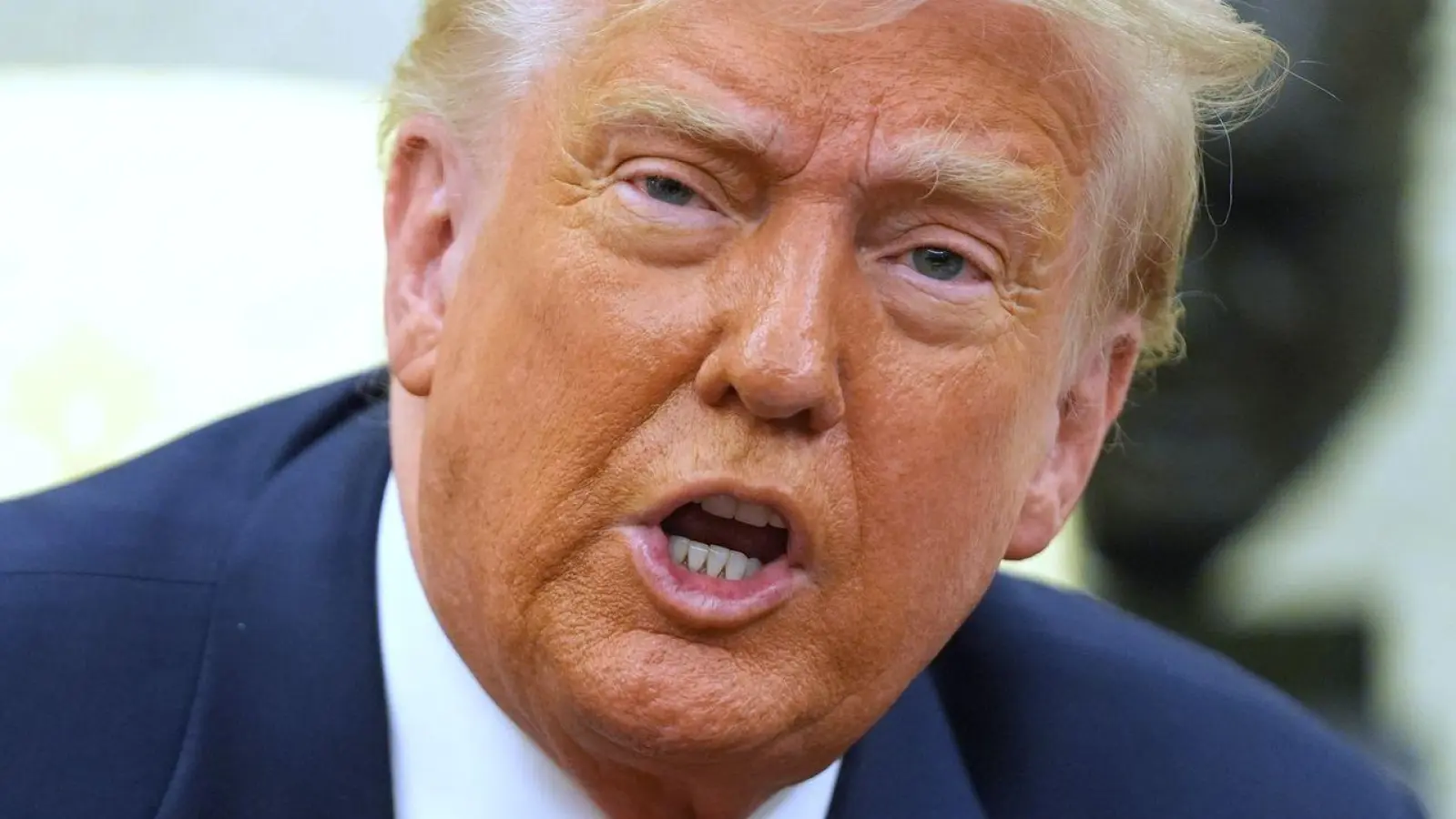Trump verkündet die Kapitulation der Huthi gegenüber den USA. (Foto: Evan Vucci/AP/dpa)