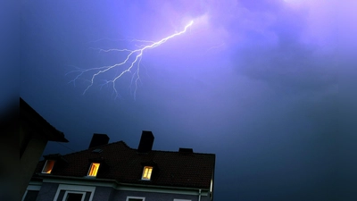 Die Gewitterstimmung in Bayern bleibt. (Archivfoto)  (Foto: Karl-Josef Hildenbrand/dpa/dpa-tmn)