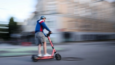 Unfälle mit E-Scootern führen oft zu schweren Verletzungen. (Foto: Christian Charisius/dpa)