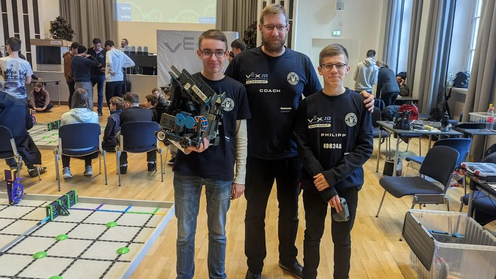 Thomas Wattenbach (9a), Simon Reeber (Coach) und Philipp Herud (10a) sind beim Weltfinale in Dallas dabei (von links). (Foto: Axel Fahl)