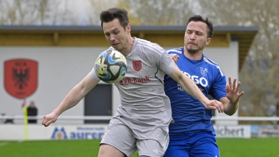 Der SC Aufkirchen (links Stefan Herzog) empfängt am Samstagnachmittag den FC Schwand, Fortuna Neuses (Michael Kreißelmeier) hat am Sonntag ein Frühschoppenspiel gegen Göggelsbuch. (Foto: Martin Rügner)